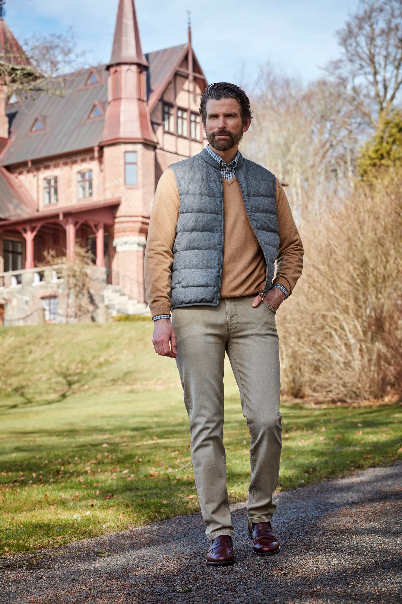 Man klädd i en elegant dunväst utomhus under hösten